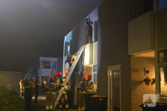 Gezin uit brandende woning gered via ladder