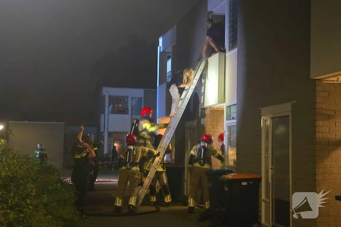 Gezin uit brandende woning gered via ladder