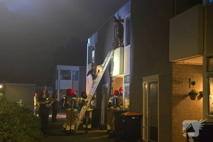 Gezin uit brandende woning gered via ladder