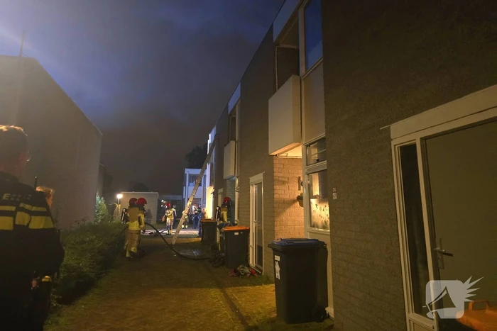 Gezin uit brandende woning gered via ladder