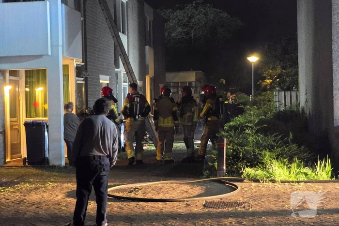 Gezin uit brandende woning gered via ladder