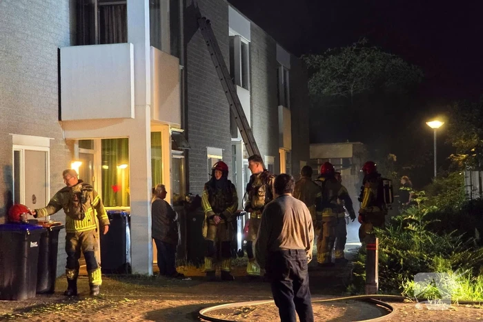 Gezin uit brandende woning gered via ladder