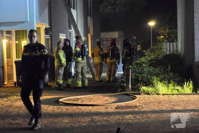 Gezin uit brandende woning gered via ladder