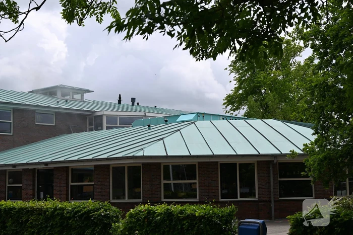Rook uit dak van schoolgebouw