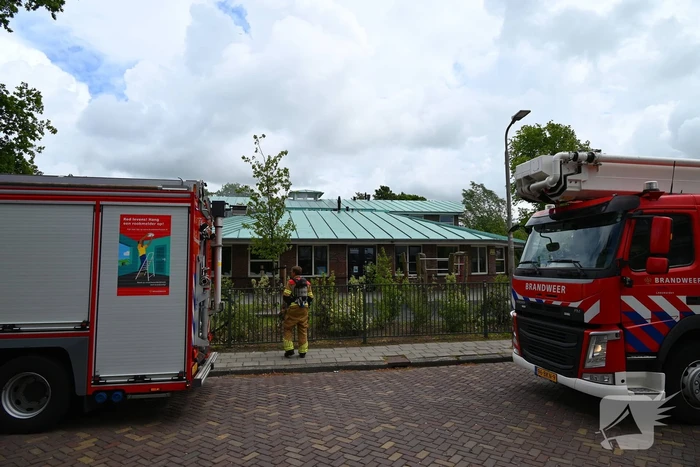Rook uit dak van schoolgebouw