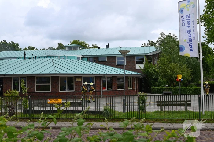 Rook uit dak van schoolgebouw