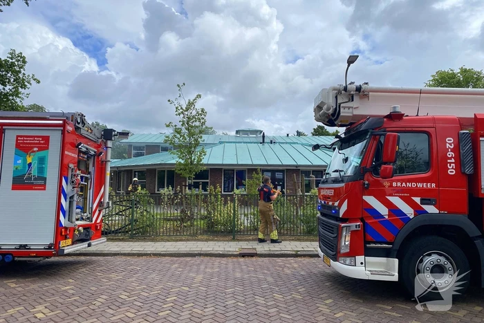 Rook uit dak van schoolgebouw