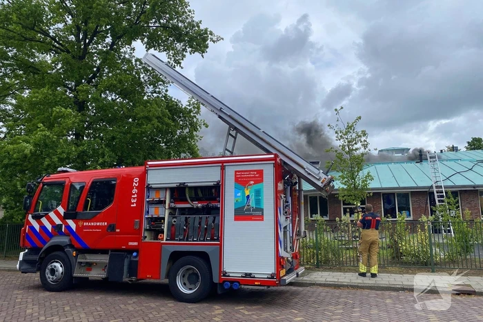 Rook uit dak van schoolgebouw