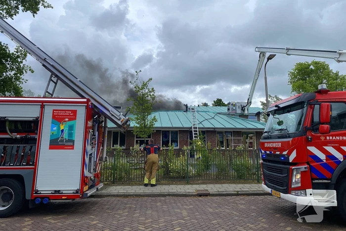 Rook uit dak van schoolgebouw