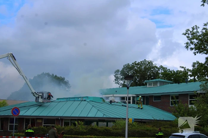 Rook uit dak van schoolgebouw