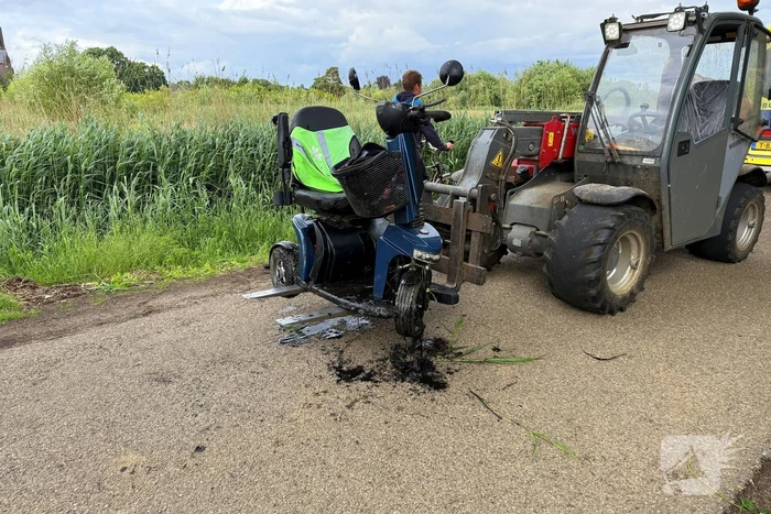 Scootmobiel belandt in sloot, bestuurder gewond