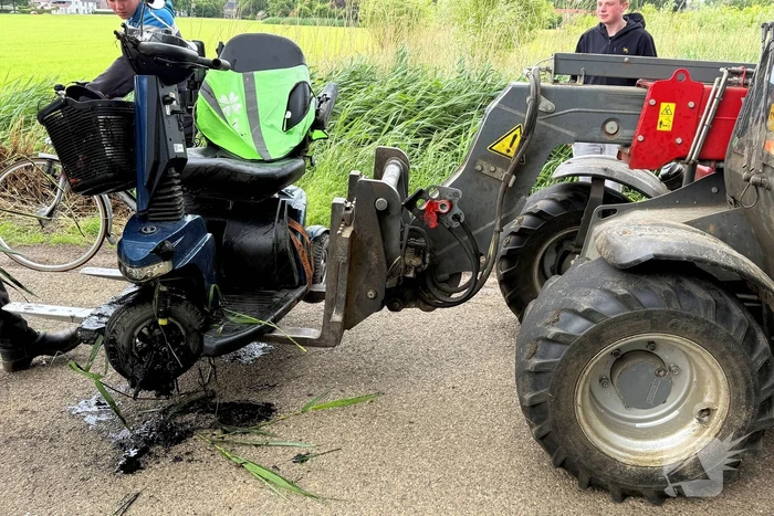 Scootmobiel belandt in sloot, bestuurder gewond
