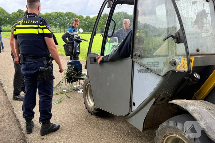 Scootmobiel belandt in sloot, bestuurder gewond