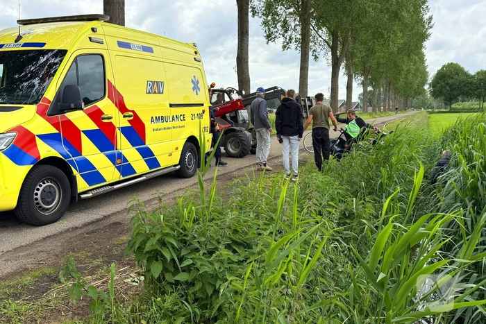 Scootmobiel belandt in sloot, bestuurder gewond
