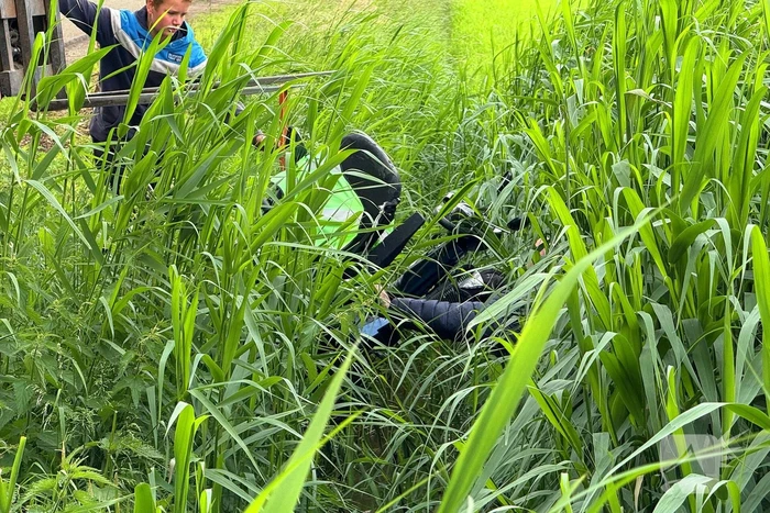 Scootmobiel belandt in sloot, bestuurder gewond