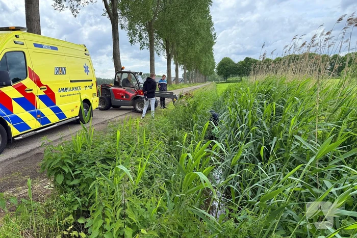 Scootmobiel belandt in sloot, bestuurder gewond