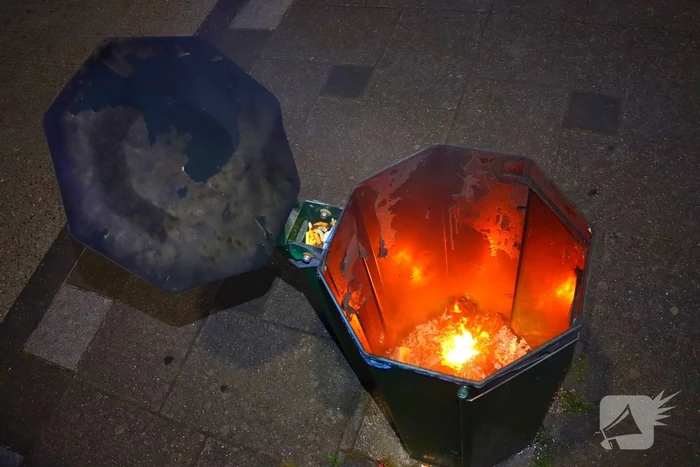 Brandweer blust brandende prullenbak