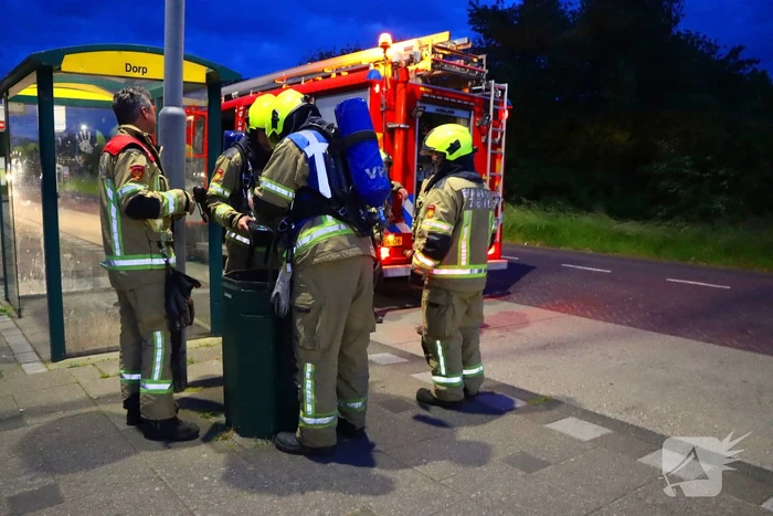 Brandweer blust brandende prullenbak