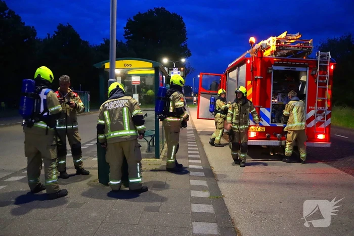 Brandweer blust brandende prullenbak