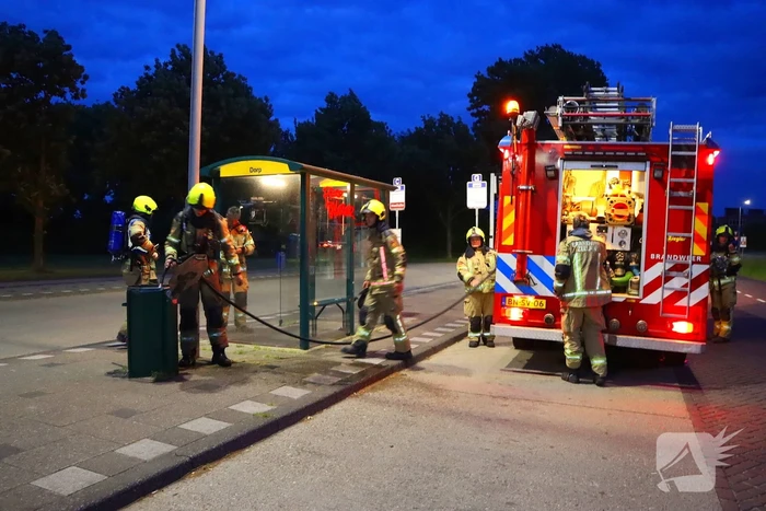 Brandweer blust brandende prullenbak