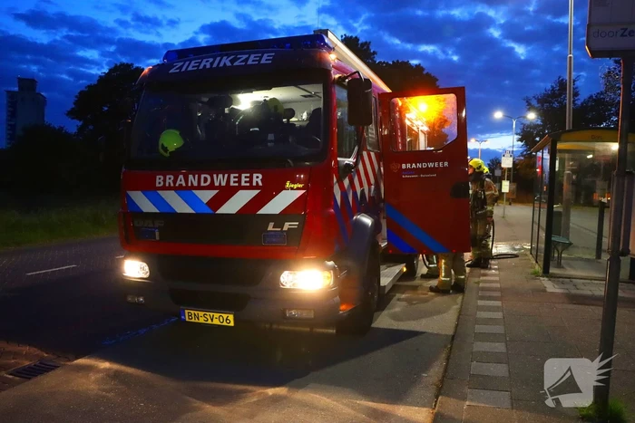 Brandweer blust brandende prullenbak