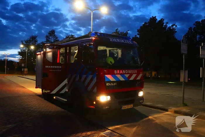 Brandweer blust brandende prullenbak