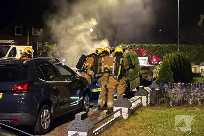 Autobrand leidt tot grote schade in de nacht
