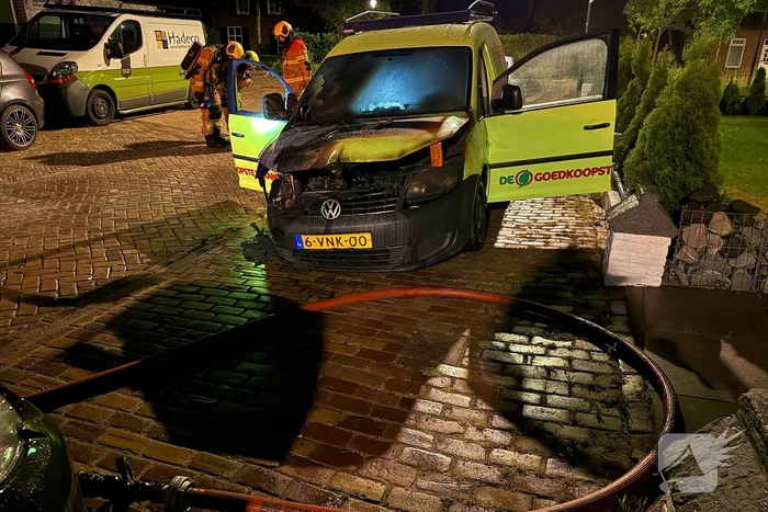 Autobrand leidt tot grote schade in de nacht