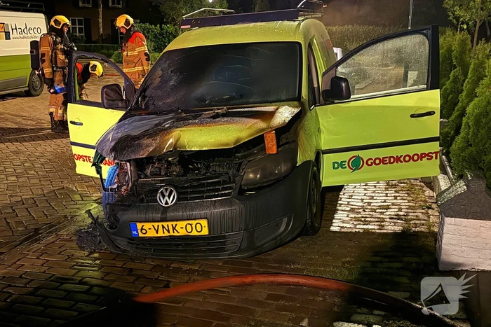 Autobrand leidt tot grote schade in de nacht