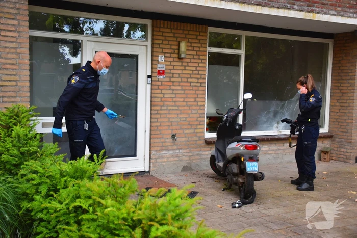 Vuurwerkaanval veroorzaakt schade aan woning