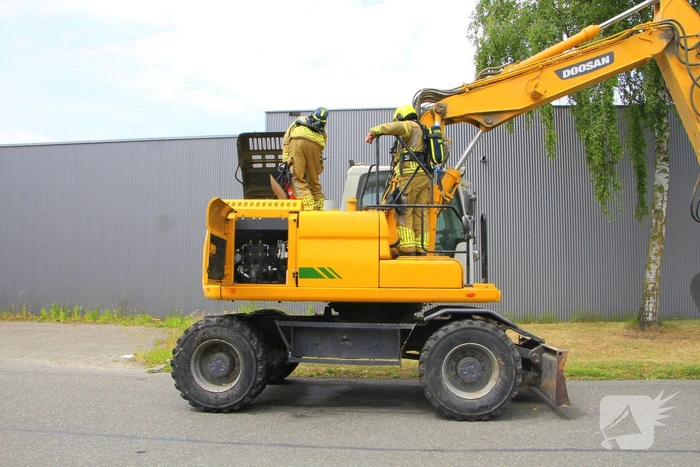 Grijpmachine vat vlam in loods