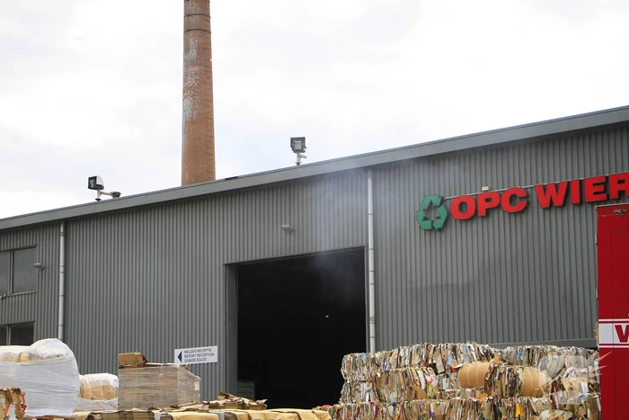 Grijpmachine vat vlam in loods
