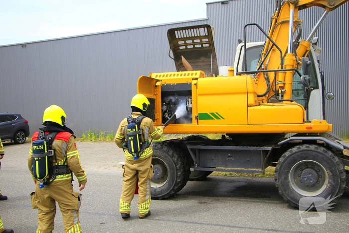 Grijpmachine vat vlam in loods