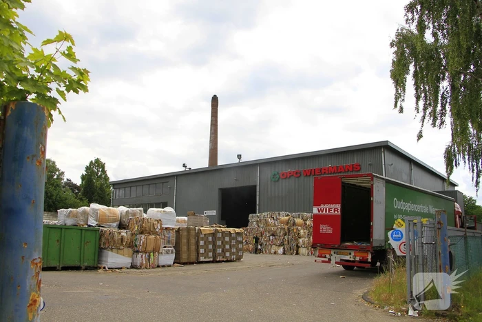 Grijpmachine vat vlam in loods
