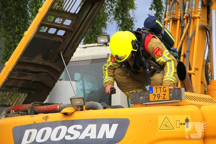 Grijpmachine vat vlam in loods