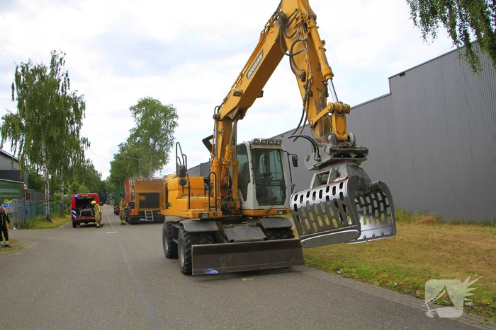 Grijpmachine vat vlam in loods