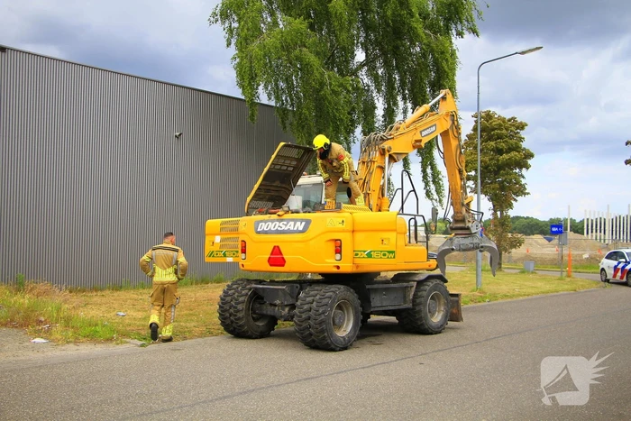 Grijpmachine vat vlam in loods