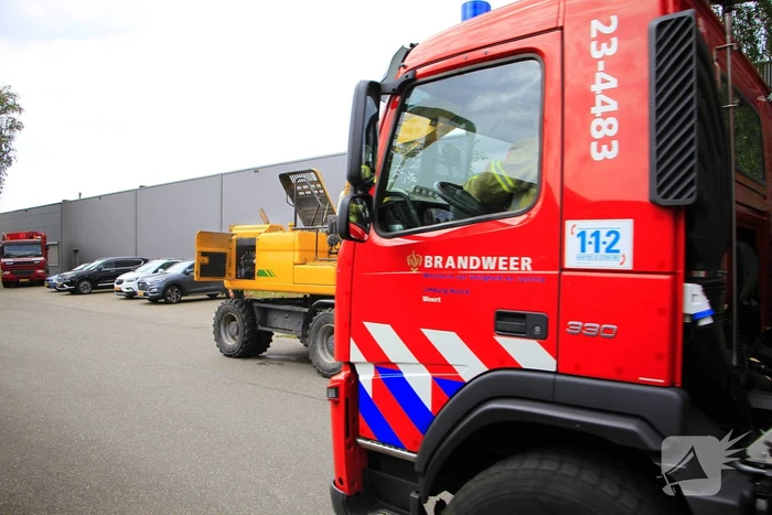 Grijpmachine vat vlam in loods