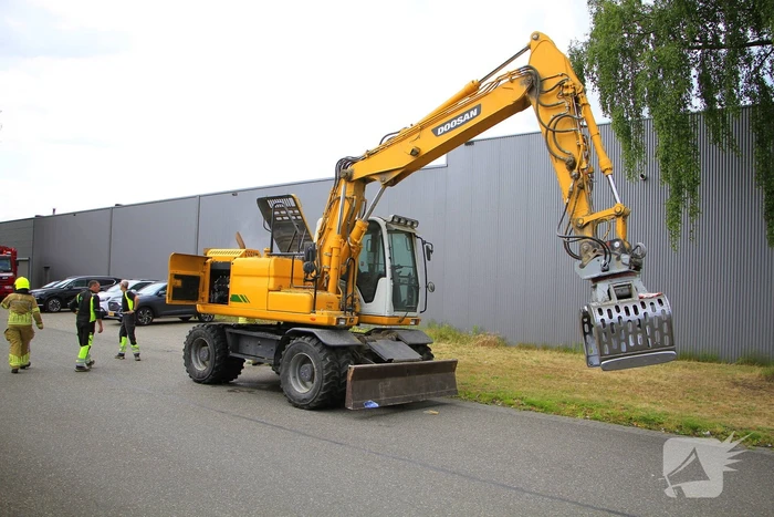 Grijpmachine vat vlam in loods