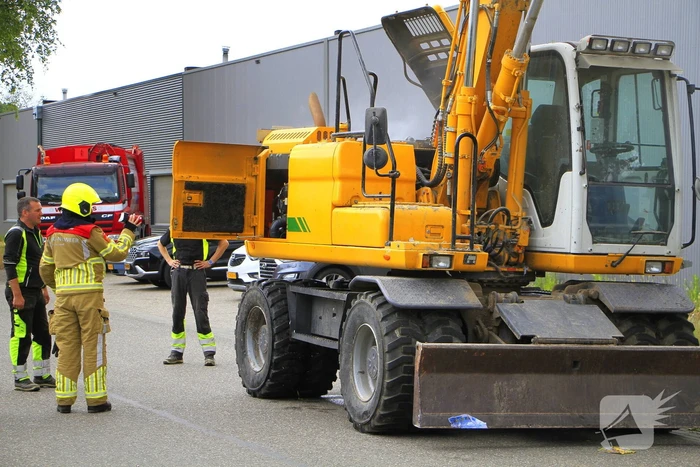 Grijpmachine vat vlam in loods