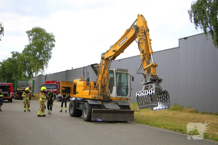 Grijpmachine vat vlam in loods