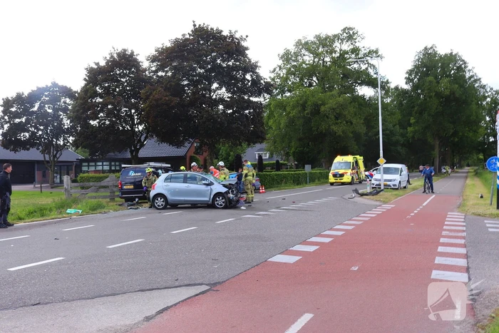 Bestelbus en personenauto met elkaar in botsing, brandweer assisteert bij bevrijding automobilist