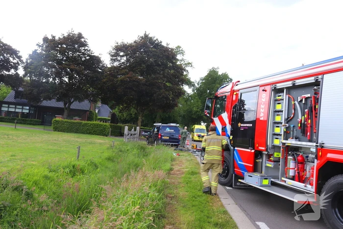 Bestelbus en personenauto met elkaar in botsing, brandweer assisteert bij bevrijding automobilist