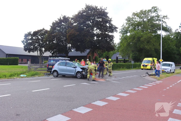 Bestelbus en personenauto met elkaar in botsing, brandweer assisteert bij bevrijding automobilist