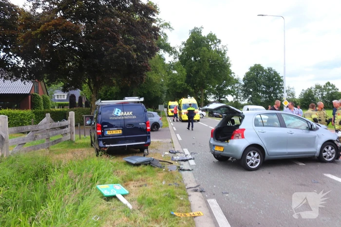 Bestelbus en personenauto met elkaar in botsing, brandweer assisteert bij bevrijding automobilist