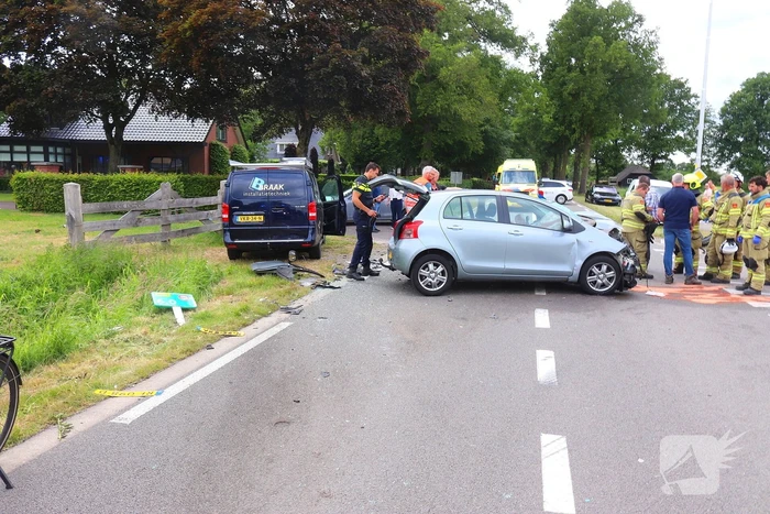 Bestelbus en personenauto met elkaar in botsing, brandweer assisteert bij bevrijding automobilist