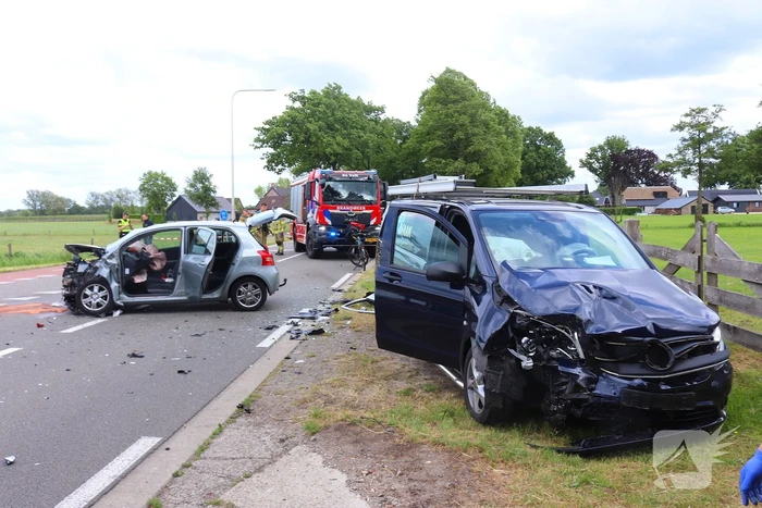 Bestelbus en personenauto met elkaar in botsing, brandweer assisteert bij bevrijding automobilist