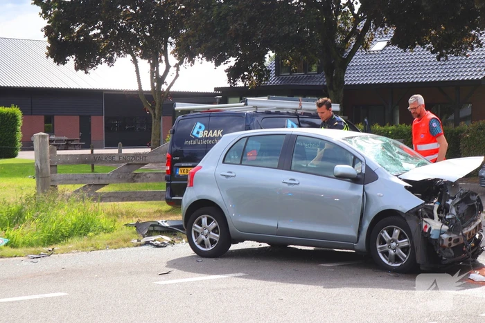 Bestelbus en personenauto met elkaar in botsing, brandweer assisteert bij bevrijding automobilist