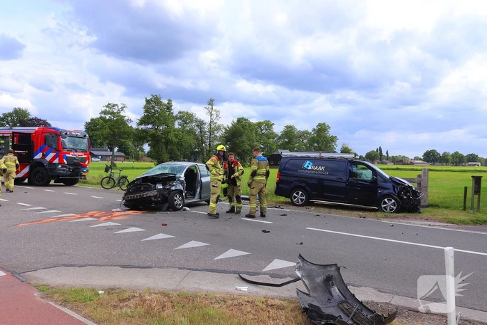 Bestelbus en personenauto met elkaar in botsing, brandweer assisteert bij bevrijding automobilist