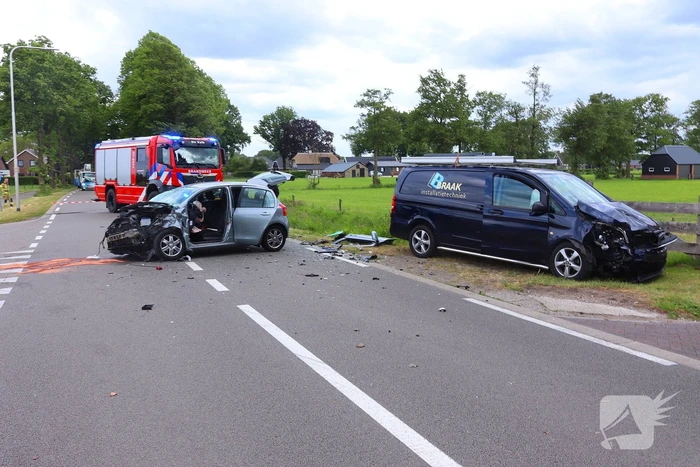 Bestelbus en personenauto met elkaar in botsing, brandweer assisteert bij bevrijding automobilist